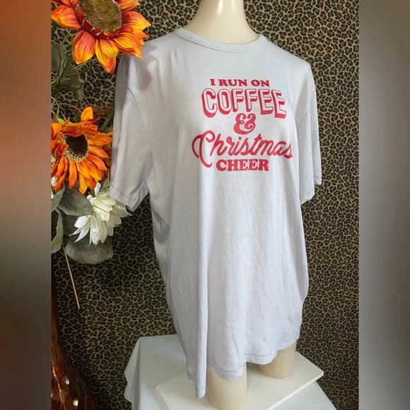 🦋B2G1🦋UNIQUE VINTAGE “I Run On Coffee & Christmas Cheer” T-Shirt | MEDIUM | - Picture 2 of 9